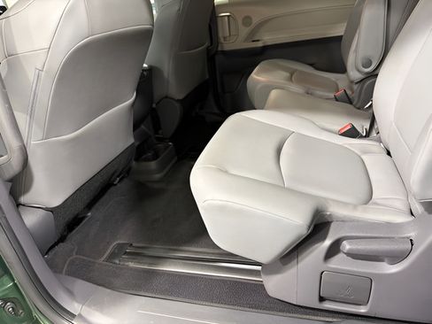 Used 2021 Toyota Sienna XLE FWD image 29