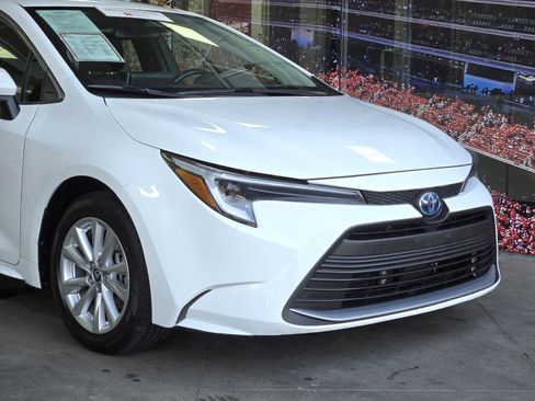 Used 2023 Toyota Corolla XLE image 2