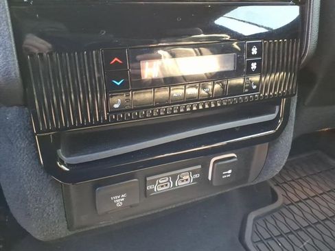 Used 2024 Jeep Wagoneer L Series III w/ Flexible Seating Group image 18