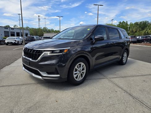 Used 2024 Kia Carnival LX image 4