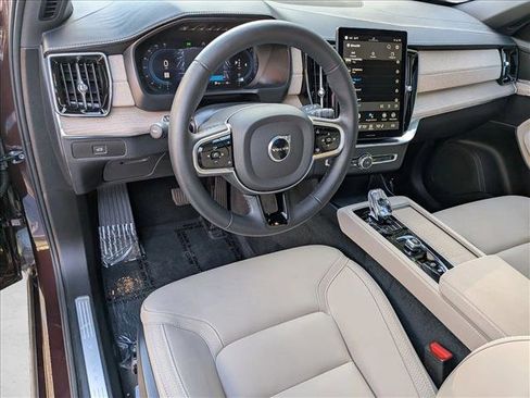 Certified 2025 Volvo XC90 B5 Core w/ Protection Package Premier image 11