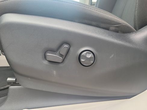 Used 2023 Chrysler Voyager LX FWD image 14