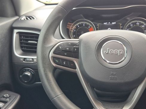 Used 2021 Jeep Cherokee Latitude FWD image 16