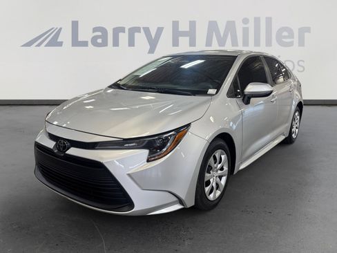 Used 2025 Toyota Corolla LE FWD image 1