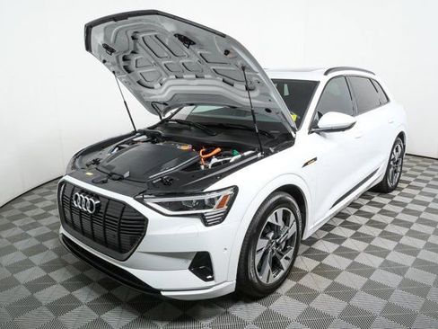Certified 2022 Audi e-tron Premium image 34