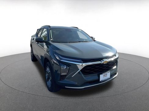 Used 2025 Chevrolet Trax LT w/ LT Convenience Package FWD image 3