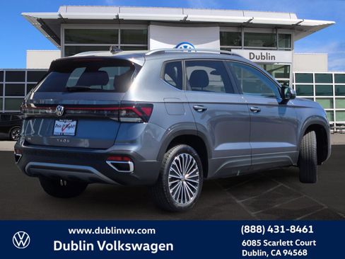 Certified 2025 Volkswagen Taos SE w/ Panoramic Sunroof Package FWD image 4