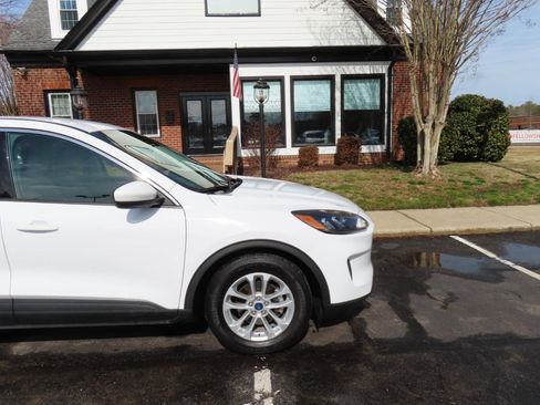 Used 2021 Ford Escape SE image 10