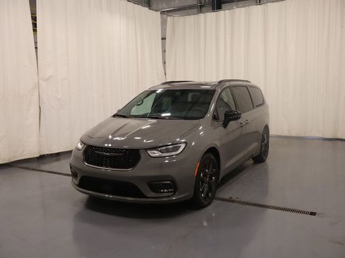 Used 2025 Chrysler Pacifica Limited image 5