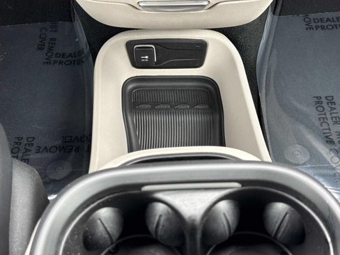 Used 2024 Chrysler Pacifica Touring-L FWD image 13