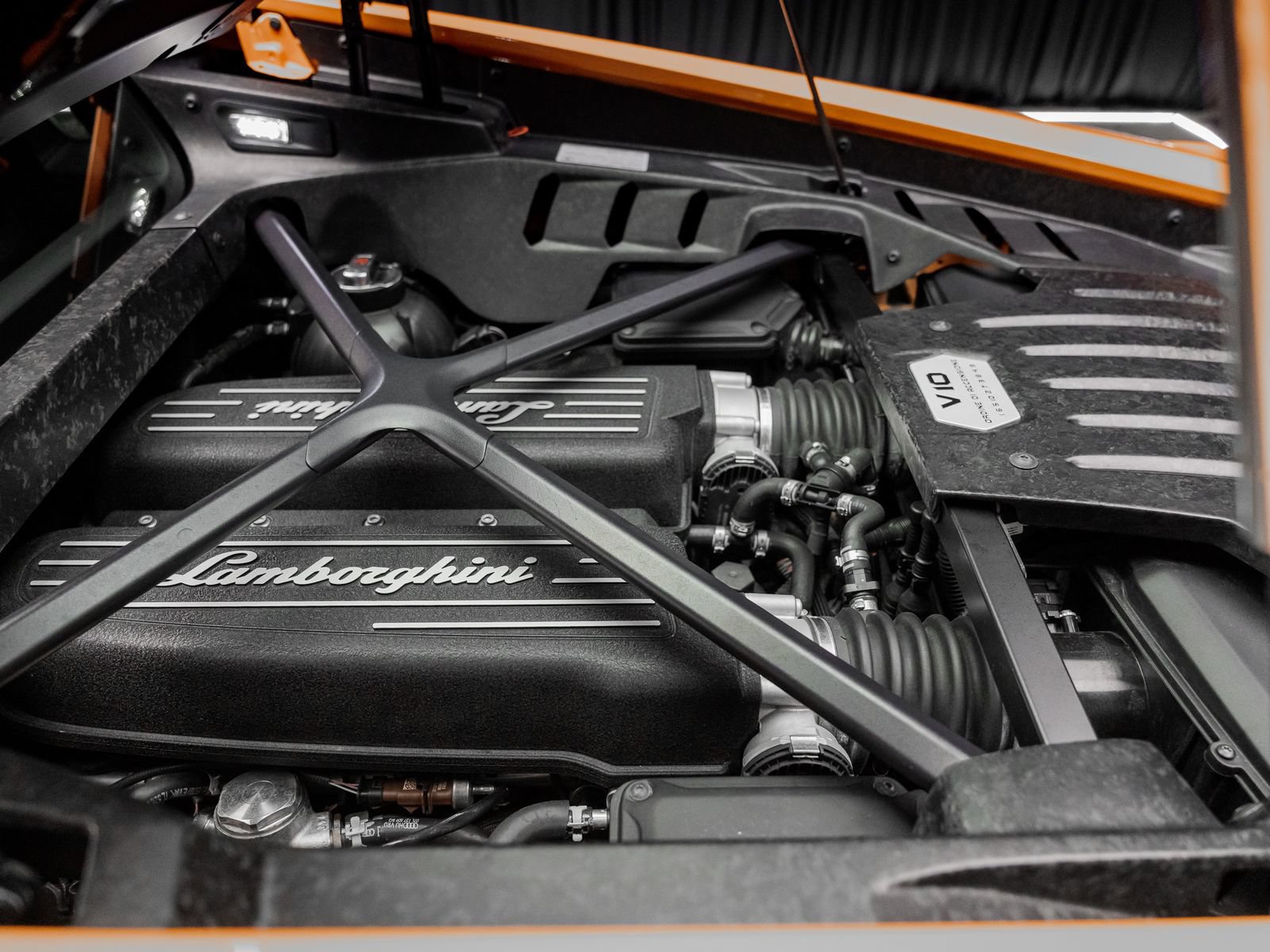 Used 2018 Lamborghini Huracan LP 580-2 RWD image 38
