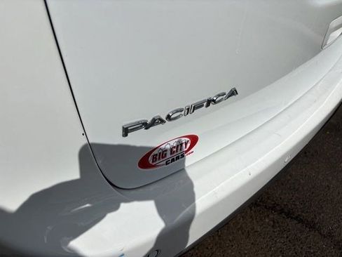 Used 2023 Chrysler Pacifica Touring FWD image 42