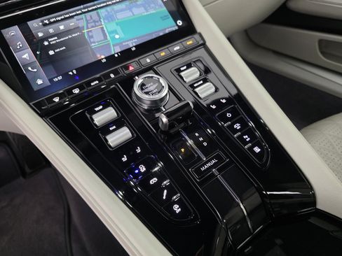 Used 2025 Aston Martin DB12 Coupe RWD image 15