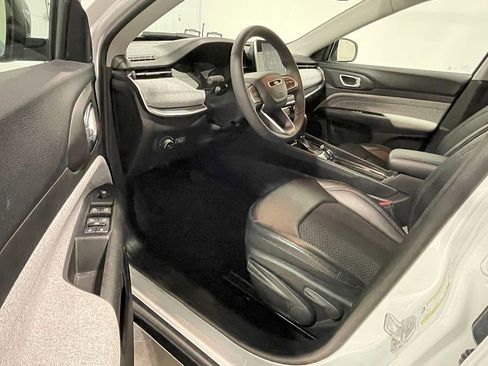 Used 2022 Jeep Compass Latitude image 17