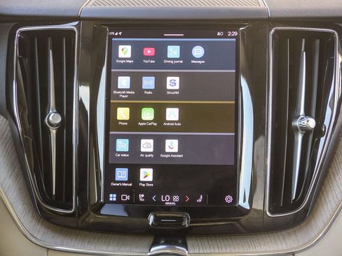 Used 2023 Volvo XC60 B5 Plus w/ Protection Package Premier image 16