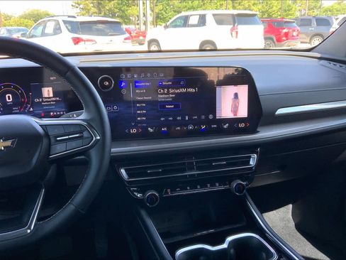 Used 2025 Chevrolet Traverse LT w/ LPO, Floor Liner Package FWD image 7