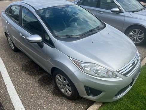 Used 2012 Ford Fiesta SE FWD image 3