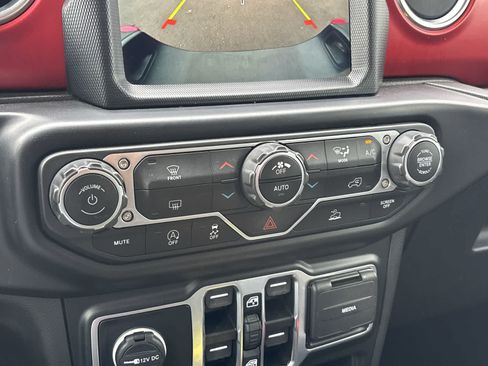 Used 2022 Jeep Gladiator Rubicon w/ LED Lighting Group AWD/4WD image 23