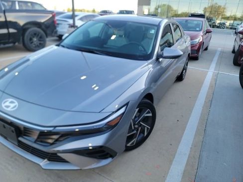 Used 2025 Hyundai Elantra Limited image 1