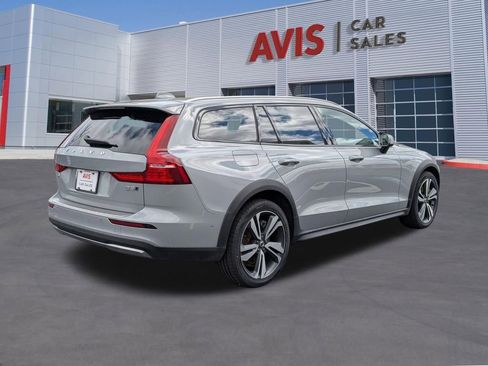 Used 2025 Volvo V60 B5 Cross Country Plus image 6