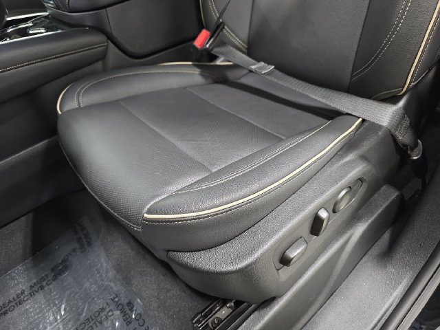 Used 2025 Chevrolet Suburban Premier AWD/4WD image 27