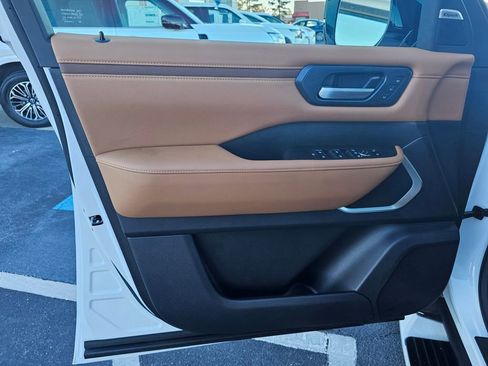 Used 2025 Nissan Armada Platinum Reserve image 17