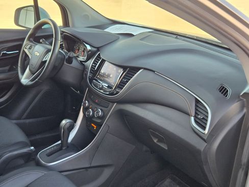 Certified 2022 Chevrolet Trax LT w/ LT Convenience Package image 29