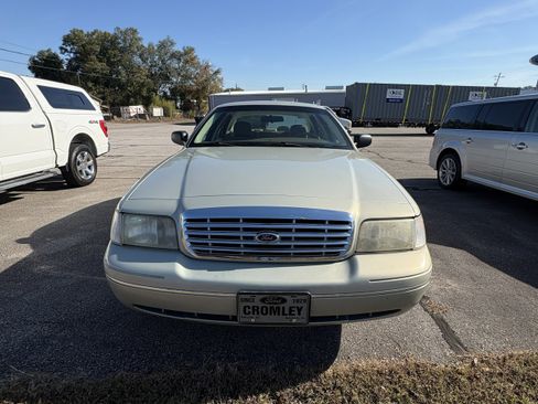 Used 2004 Ford Crown Victoria Police Interceptor image 3
