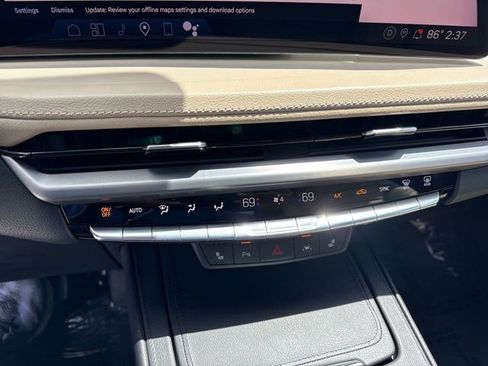 Used 2024 Cadillac XT4 Luxury w/ Cold Weather Package FWD image 19