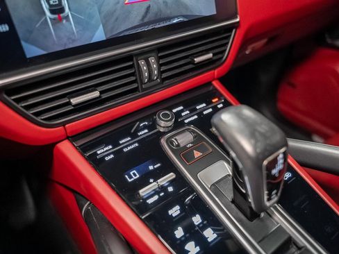 Used 2023 Porsche Cayenne Platinum Edition image 50