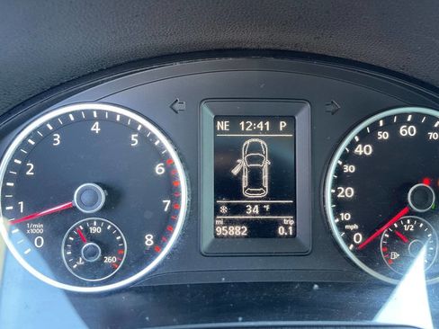 Used 2013 Volkswagen Tiguan SE image 17