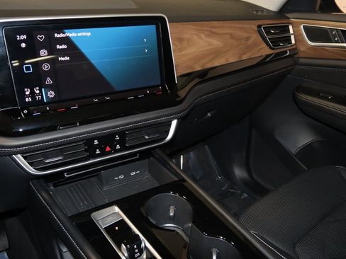 Used 2025 Volkswagen Atlas SE image 47