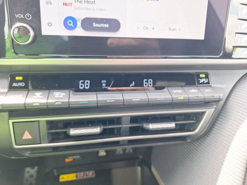 Used 2025 Toyota Camry SE image 27