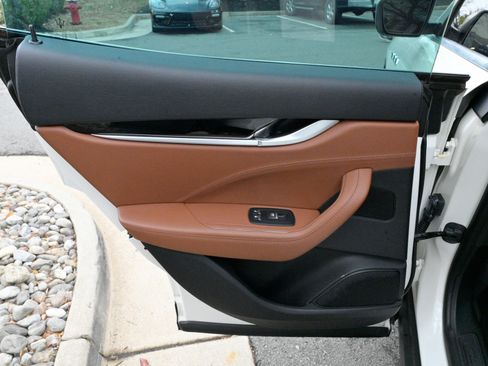 Certified 2018 Maserati Levante image 38