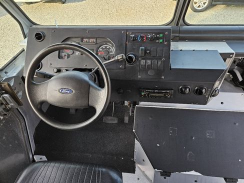 Used 2013 Ford E-350 and Econoline 350 Super Duty w/ Air Conditioning Prep Pkg image 24