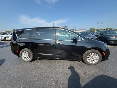 Used 2024 Chrysler Pacifica Touring-L FWD image 2