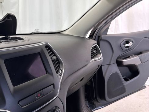 Used 2019 Jeep Cherokee Latitude Plus w/ Comfort/Convenience Group AWD/4WD image 19