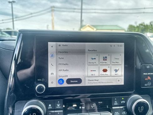 Used 2023 Toyota Highlander LE FWD image 16