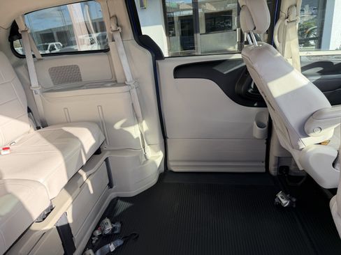 Used 2013 Dodge Grand Caravan SXT image 27