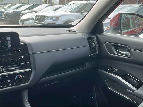 Used 2022 Nissan Pathfinder SL AWD/4WD image 26