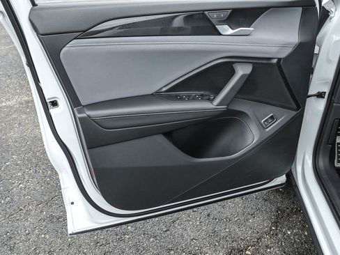 New 2025 Volkswagen Tiguan SE R-Line image 32