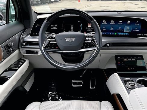 Used 2026 Cadillac Vistiq Luxury image 17