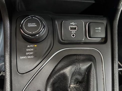 Used 2019 Jeep Cherokee Latitude w/ Popular Appearance Group AWD/4WD image 19