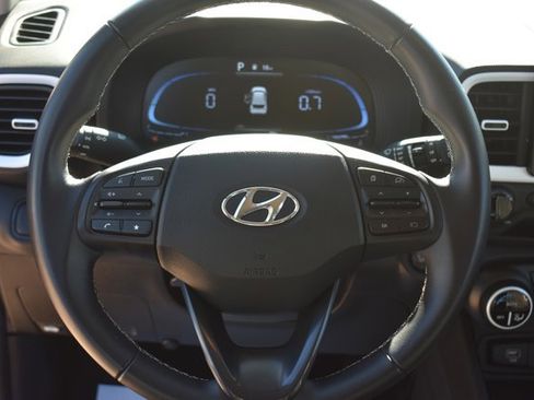 Used 2024 Hyundai Venue Limited image 17