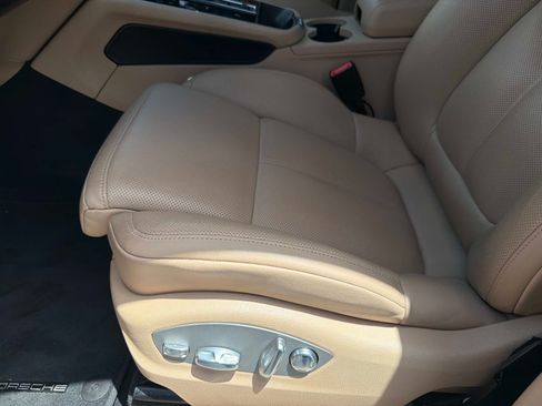 Used 2024 Porsche Macan AWD/4WD image 34
