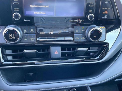 Used 2022 Toyota Highlander XLE image 19