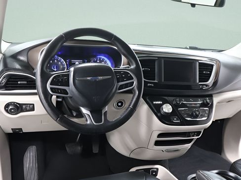 Used 2018 Chrysler Pacifica Touring-L FWD image 9