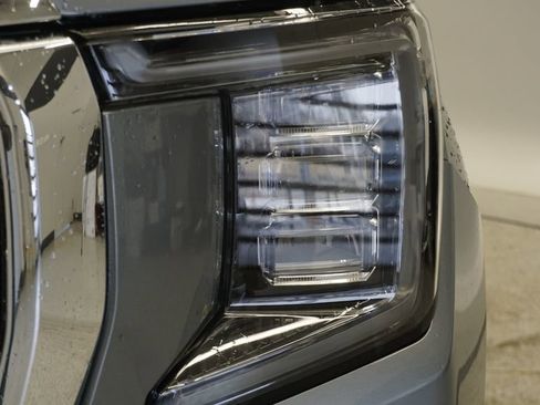 Used 2021 GMC Yukon XL SLT w/ SLT Premium Package image 18