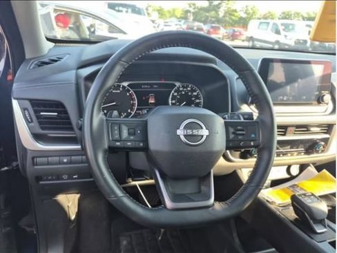 Used 2025 Nissan Rogue SV AWD/4WD image 5