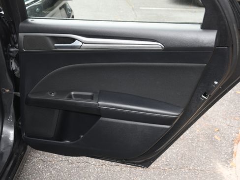 Used 2020 Ford Fusion SE image 18